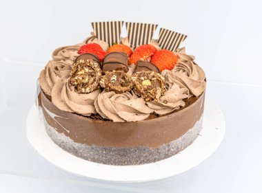 Çilekli çikolatalı kek. Yakın plan..