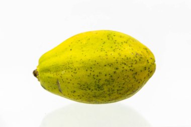 Doğal Papaya meyvesi. Beyaz arka planda izole edilmiş taze organik papaya. Papaya makro stüdyo fotoğrafı.