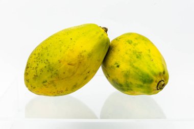 Taze ve sağlıklı papaya meyvesi. Beyaz arka planda yarım olgun papaya izole.