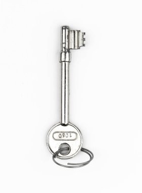 Yuvarlak başlı ve anahtarlık takılı gümüş renkli bir anahtar. beyaz üzerine izole.