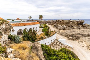 Rodos, Yunanistan - 9 Mayıs 2024: Kalithea Springs 'in dışında Güzel Akdeniz Tipik Mimarisi. Kallithea Skyline ve Görünüm.
