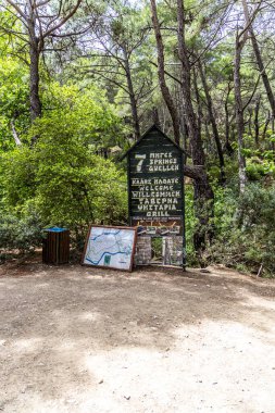 Rodos, Yunanistan - 9 Mayıs 2024: Peacock Seven Springs Epta Piges Turizm Parkı.