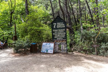 Rodos, Yunanistan - 9 Mayıs 2024: Peacock Seven Springs Epta Piges Turizm Parkı.