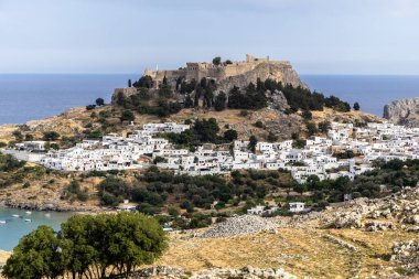Rodos, Yunanistan Lindos küçük, bembeyaz bir köy ve Akropolis, Ege Denizi 'ndeki Rhodos Adası manzarası.