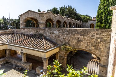 Filerimos Manastırı. Manastır Bakire Meryem 'e adanmıştır ve Gotik ve Bizans mimari tarzlarının güzel bir karışımına sahiptir.