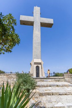 Rodos, Yunanistan - 9 Mayıs 2024: Filerimos Dağı 'ndaki geçiş ve gözlem güvertesi, Yunanistan, Rodos.