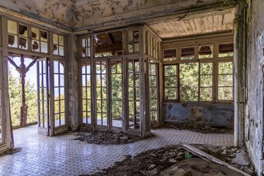 Rodos, Yunanistan - 9 Mayıs 2024: İtalyan diktatör Benito Mussolini 'nin tatil evi olan Rodos adasında terk edilmiş Villa de Vecchi.