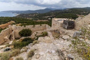 Yunanistan 'ın Rodos kentindeki Kritinia Adası tepesindeki Kastelos şatosundan görüntü.