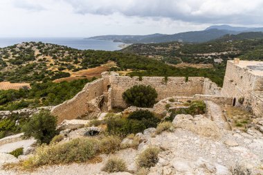 Yunanistan 'ın Rodos kentindeki Kritinia Adası tepesindeki Kastelos şatosundan görüntü.