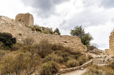 Yunanistan 'ın Rodos adasındaki Kritinia tepesindeki Kastelos kalesinin duvarları içinde.