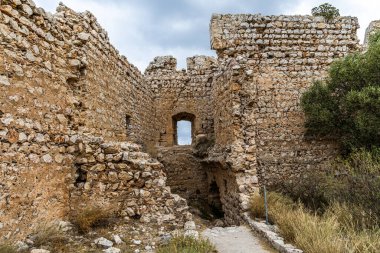 Yunanistan 'ın Rodos adasındaki Kritinia tepesindeki Kastelos kalesinin duvarları içinde.
