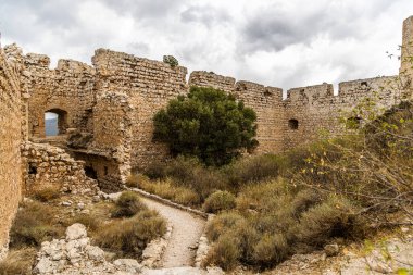 Yunanistan 'ın Rodos adasındaki Kritinia tepesindeki Kastelos kalesinin duvarları içinde.