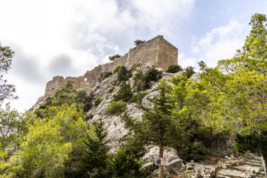 Monolithos 'un pitoresk Şatosu 825 metre yüksekliğindeki Akramytis Dağı' nın güneybatısında Yunanistan 'ın Rodos Adası' ndaki Monolithos Köyü 'ne yakın....