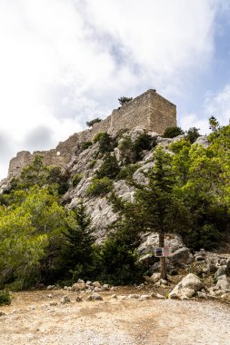 Monolithos 'un pitoresk Şatosu 825 metre yüksekliğindeki Akramytis Dağı' nın güneybatısında Yunanistan 'ın Rodos Adası' ndaki Monolithos Köyü 'ne yakın....
