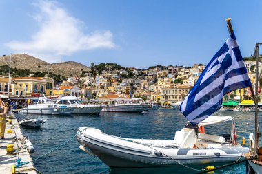 Symi, Yunanistan - 10 Mayıs 2024: Suriye adasındaki renkli evler köyü, Dodecanese Adası, Yunanistan.
