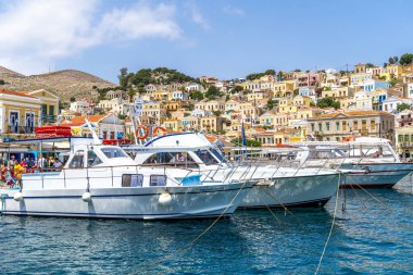 Symi, Yunanistan - 10 Mayıs 2024: Suriye Adası, Dodecanese Adaları, Yunanistan 'da Renkli Ev Köyü' nde Tekne ve Yatlar.