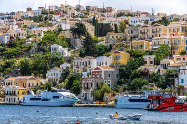 Symi, Yunanistan - 10 Mayıs 2024: Suriye adasındaki renkli evler köyü, Dodecanese Adası, Yunanistan.