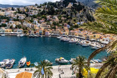Symi, Yunanistan - 10 Mayıs 2024: Suriye adasındaki renkli evler köyü, Dodecanese Adası, Yunanistan.