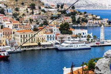Symi, Yunanistan - 10 Mayıs 2024: Suriye adasındaki renkli evler köyü, Dodecanese Adası, Yunanistan.
