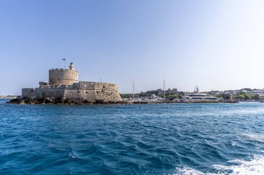 Rodos, Yunanistan - 9 Mayıs 2024: Rodos 'taki eski Mandraki liman girişi ve Rodos Heykeli manzarası.