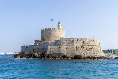 Rodos, Yunanistan - 9 Mayıs 2024: Rodos 'taki eski Mandraki liman girişi ve Rodos Heykeli manzarası.
