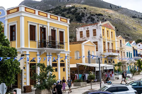 Symi, Yunanistan - 10 Mayıs 2024: Suriye adasındaki renkli evler köyü, Dodecanese Adası, Yunanistan.
