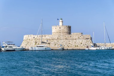 Rodos, Yunanistan - 9 Mayıs 2024: Aziz Nicholas Fort ve Rodos Heykeli Yunanistan 'ın Rodos adasında.