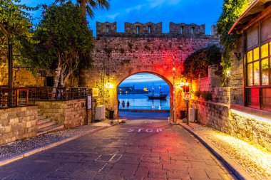 Rodos, Yunanistan - 9 Mayıs 2024: Akti Sachtouri deniz gezinti alanında yer alan Sachtouri Beach Kolona Limanı 'nın eski taştan kapısı.