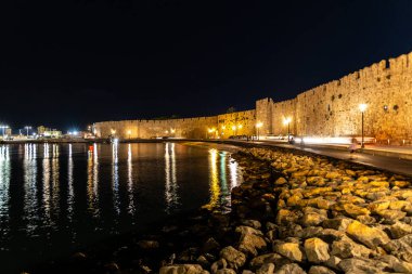 Rodos, Yunanistan - 9 Mayıs 2024: Sachtouri Plajı, Akti Sachtouri deniz gezinti güvertesi ve Eski Rodos adası plajı.