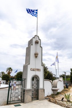 Rodos, Yunanistan - 9 Mayıs 2024: Kallithea kapısı girişi ve kapı kulesinin tepesinde Yunan bayrağı.