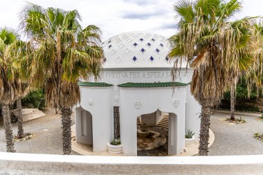 Rodos, Yunanistan - 9 Mayıs 2024: Kalithea Springs 'teki güzel binalar 1930' larda, Rodos Adası, Yunanistan, Avrupa 'da inşa edildi. Kallithea Pınarı, Kallithea Pınarı Kallithea Körfezi 'nde yer almaktadır..