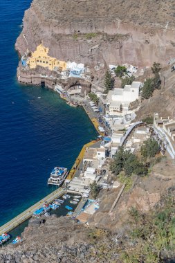 Santorini, Yunanistan - 15 Ekim 2024: Santorini 'nin Uçurum Kenarı Mimarlığı ve Derin Mavi Ege Denizi Görkemli Görüşleri.