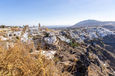 Santorini, Yunanistan - 15 Ekim 2024: Santorini Vista: Cliffside Mimarlık ve Kristal Mavi Suları Keşfetmek.