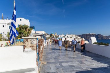 Santorini, Yunanistan - 15 Ekim 2024: Santorini 'nin Sahil Yürüyüşü: Beyaz Mimari ve Mavi Kubbelerle İlgili Canlı Sokakları Keşfetmek.
