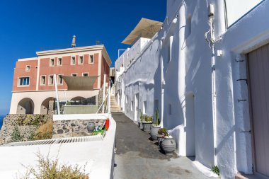 Santorini, Yunanistan - 15 Ekim 2024: Geleneksel ve Modern Mimarinin yer aldığı Santorini 'nin Antika Geçitlerinde Gezinti.