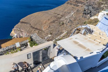 Santorini, Yunanistan - 15 Ekim 2024: Santorini 'nin Uçurumuna Giden Merdivenden Aşağı Bakış: Doğal ve İnsan yapımı Güzelliğin Bir Harmanı.