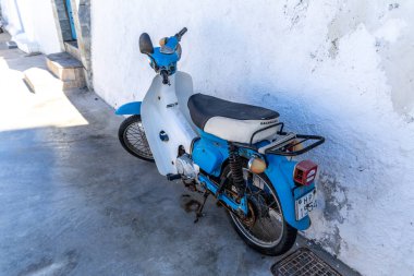 Santorini, Yunanistan - 15 Ekim 2024: Santorini 'de Klasik Mavi Moped ve Şık Modern Scooter.