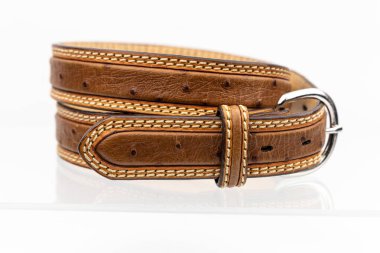 Gümüş tokalı ve çifte dikişli zarif kahverengi devekuşu deri kemeri..