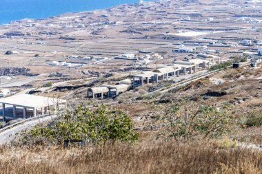 Arka planda Beton Yapılar ve Rolling Hills ile Santorini 'nin Manzarası.