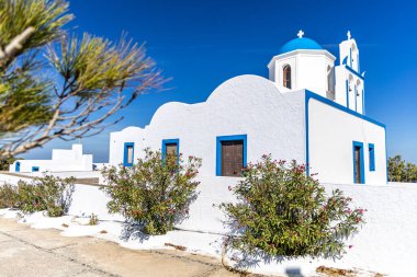 Kilise. Peygamber Elias. Mavi Çatı ve Açık Gökyüzüne Karşı Çan Kuleleri ile Beyaz Yıkama Santorini Kilisesi