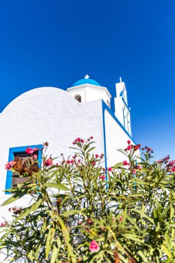 Santorini Adası 'nda Mavi Kubbe ve Beyaz Dış görünüşlü geleneksel Yunan Kilisesi. Peygamber Elias Kilisesi.