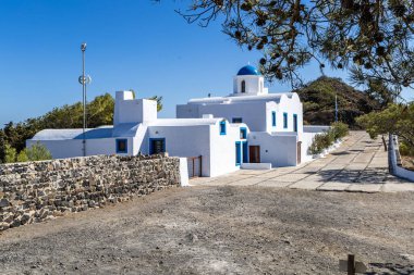 Peygamber Elias Kilisesi. Santorini Adası 'nda Mavi Kubbe ve Beyaz Dış Görünümlü Geleneksel Yunan Kilisesi.