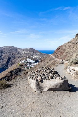 Santorini kıyısı ve Caldera 'nın çarpıcı manzarasıyla Oia' ya giden yürüyüş yolu.