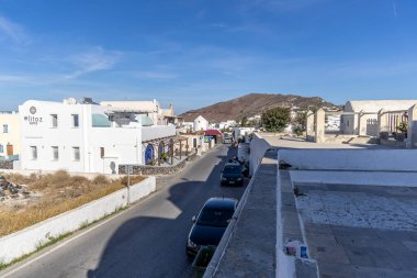 Santorini, Yunanistan - 15 Ekim 2024: Beyaz Binalar ve Manzaralı Sessiz Santorini Caddesi.