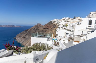 Santorini, Yunanistan - 15 Ekim 2024: Santorini 'nin Ege Denizi' ne Bakan Uçurum Kenarı Mimarisinin Panoramik Görünümü.