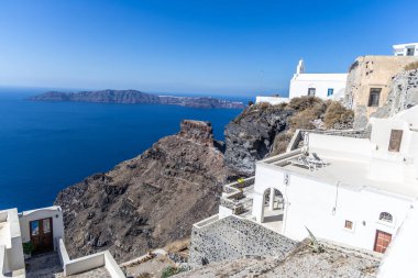Ege Denizi manzaralı ve Santorini Yunanistan 'da geleneksel beyaz boyalı evleri olan Skaros Kayası