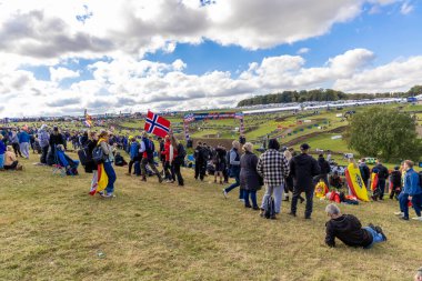 Winchester, UK- 5 Ekim 2024: Matterley Basin Grand Prix Motocross Sahnesi. Seyirciler, tepe devresini oyan hızlı bir arazi motosikleti yarışına tezahürat ediyorlar..