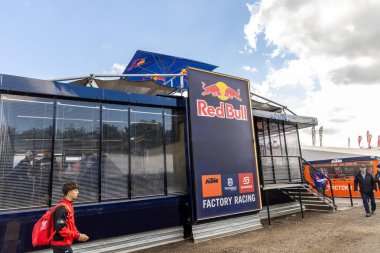 Winchester, UK- 5 Ekim 2024 KTM Husqvarna ve Gasgas markalı sinerjiyi toprak yarışı etkinliğinde sergileyen Şık Kızıl Boğa pavyonu.