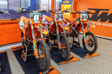 Winchester, UK- 5 Ekim 2024 KTM atölyesi birden fazla arazi motosikleti gösteriyor ve ekipman yarışına hazır..