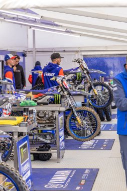 Winchester, UK- 5 Ekim 2024: Canavar Enerjisi Yamaha çukuru Fransız ekibiyle motosiklet yarışması için hazırlanıyor.